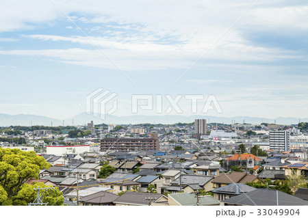 遠くに山並みを見る住宅街を見下ろす 33049904
