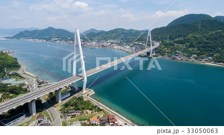 生口橋と瀬戸内海の（しまなみ海道）を上空から望む風景 33050063