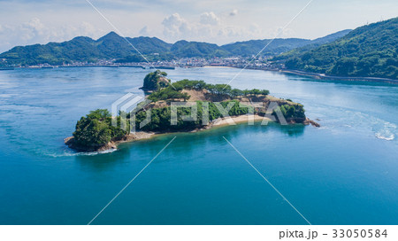能島(愛媛県今治市/しまなみ海道)のドローン空撮景観 能島(愛媛県今治市/しまなみ海道)のドローン空撮景観 33050584
