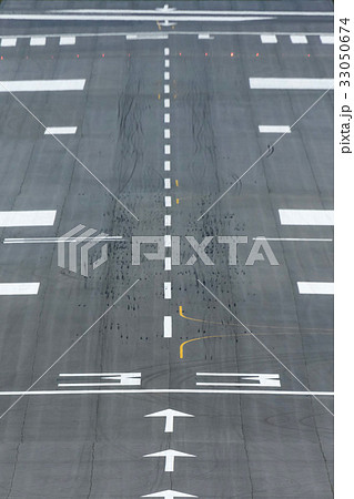 滑走路　Airport runway 33050674