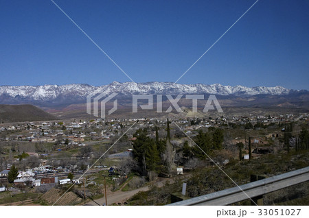 急激な昇り道から見下ろした山間の町と山脈 急激な昇り道から見下ろした山間の町と山脈 33051027