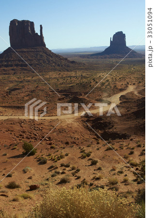 朝のレフトミトンとライトミトン縦位置景観 33051094