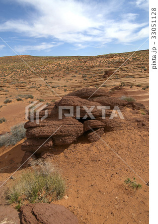 砂漠地帯丘陵の岩 33051128