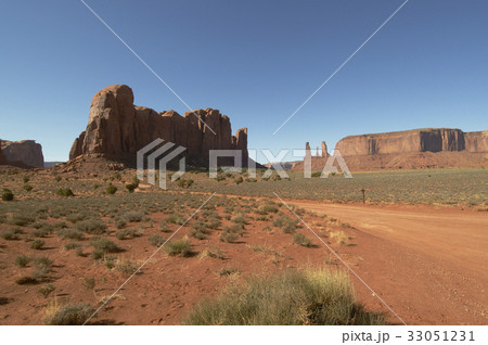 右奥にスリーシスターズのビュートを見せる景観 33051231