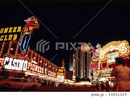 ネオン輝くギャンブルの街ラスベガス旧市街 ネオン輝くギャンブルの街ラスベガス旧市街 33051324