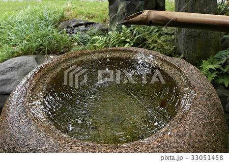 ナツメ手水の綺麗な波紋 33051458