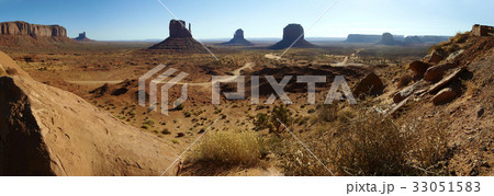 ツアー道路とモニュメントが見えるパノラマ180度景観 33051583