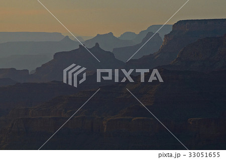 デザート・ビューより北西方面のビュート群の夕景シュルエット デザート・ビューより北西方面のビュート群の夕景シュルエット 33051655