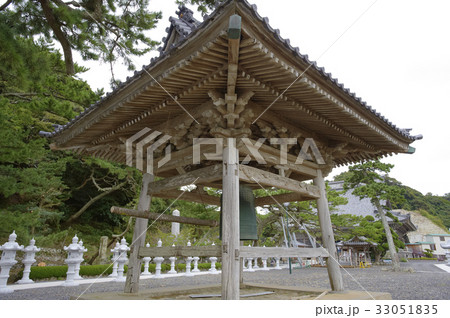 誕生寺の鐘楼と石灯籠が並ぶ中庭 33051835