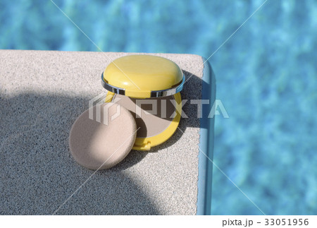 プールの飛び込み板に置かれたUVフェースパウダー 33051956