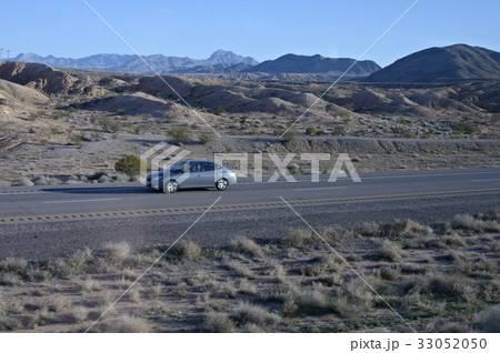 荒野に囲まれたルート15をラスベガスに向かう車 荒野に囲まれたルート15をラスベガスに向かう車 33052050