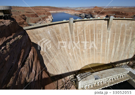 パウエル人工湖の出水口グランドキャニオン・ダム 33052055