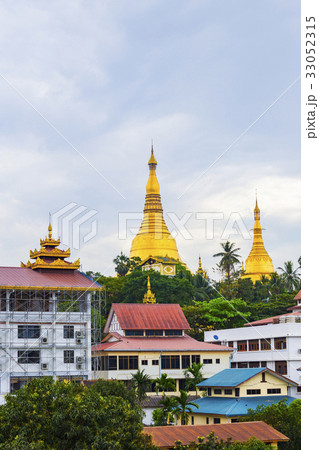 Shwedagon Pagoda of Myanmar 33052315