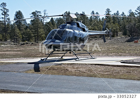 ツアー客を待ち駐機中の ヘリ ツアー客を待ち駐機中の ヘリ 33052327