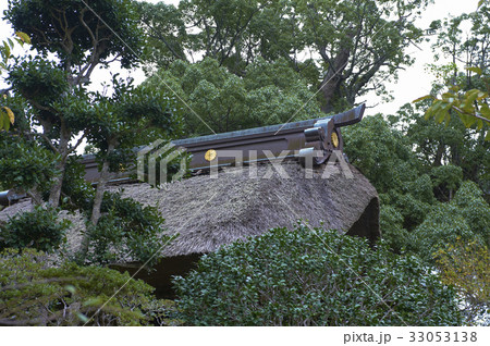 清澄寺宝物館への中門茅葺き屋根と飾り 33053138