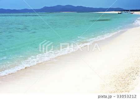 白い浜がエメラルドグリーンの海に浮かぶ、はての浜 33053212