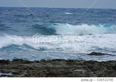 久米島の渚に打ち上げる外洋の波 久米島の渚に打ち上げる外洋の波 33053256
