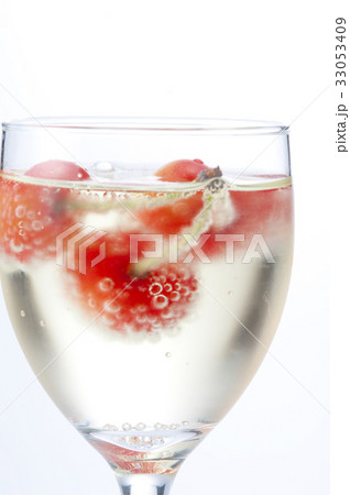 サクランボとソーダ水 33053409