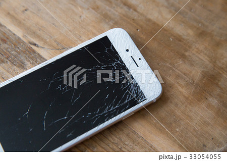 画面の割れたスマートフォン 画面の割れたスマートフォン 33054055
