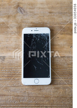 画面の割れたスマートフォン 33054056