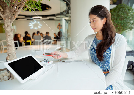 customer mobile paying for order meals 33060611