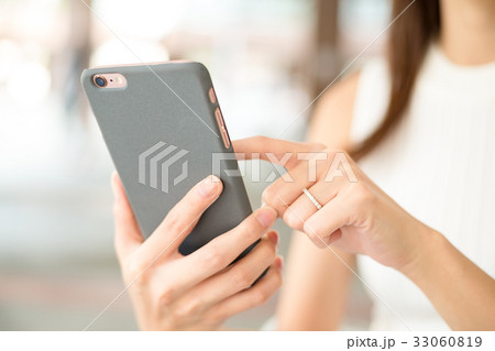Woman use of cellphone 33060819