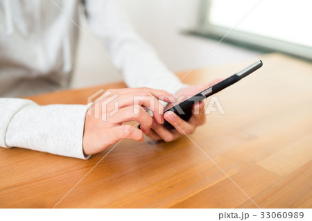 Woman using cellphone 33060989