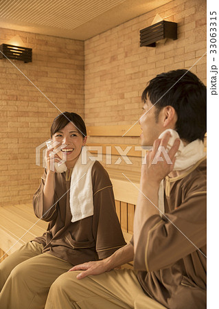 サウナに入る夫婦 33063315