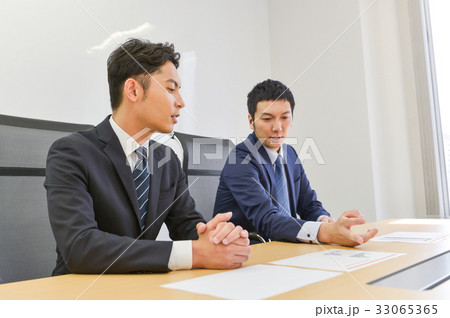 ビジネス　ミーティング　コアワーキング　打ち合わせ　会議　二人　男性　コミット　イケメン 33065365