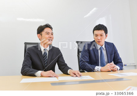 ビジネス　ミーティング　コアワーキング　打ち合わせ　会議　二人　男性　コミット　イケメン 33065366