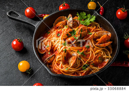 ボンゴレロッソ　アサリのトマトソース　Vongole spaghetti of tomato 33068884