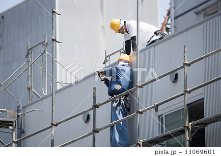 相談する鳶職人の写真素材