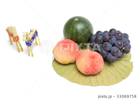 行事イメージ 盆棚飾り 精霊馬と果物の写真素材