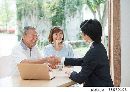 シニア 夫婦 ビジネスマン 商談 ビジネス イメージ シニア 夫婦 ビジネスマン 商談 ビジネス イメージ 33070198