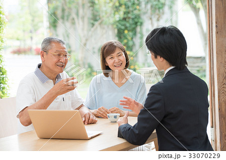 シニア 夫婦 ビジネスマン 商談 ビジネス イメージ シニア 夫婦 ビジネスマン 商談 ビジネス イメージ 33070229