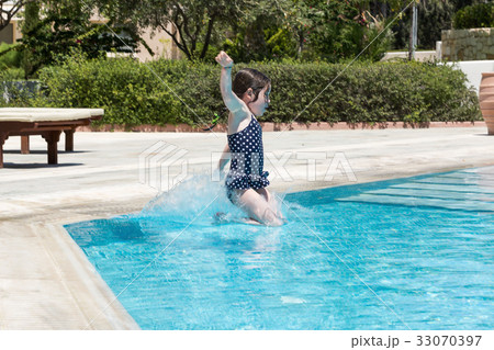 Little girl swimming in a pool 33070397