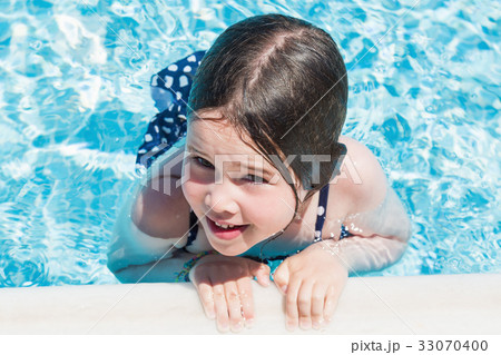 Little girl swimming in a pool 33070400