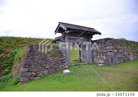 鳥越城　復元された枡形門 33071158