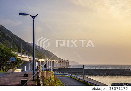 夕暮れの親不知海岸の風景 夕暮れの親不知海岸の風景 33071176