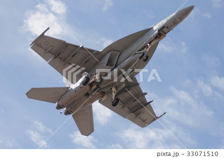 冬晴れの空を飛行する米海軍の空母艦載機F/A-18Eスーパーホーネット戦闘攻撃機 33071510