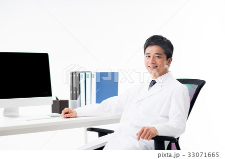 白衣のミドルの男性 33071665