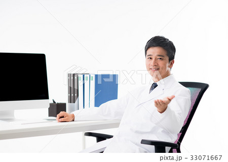 白衣のミドルの男性 33071667