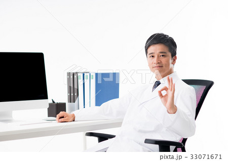 白衣のミドルの男性 白衣のミドルの男性 33071671