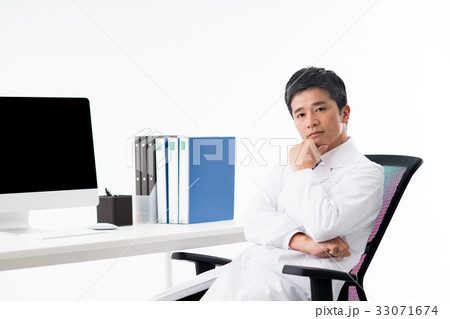 白衣のミドルの男性 33071674