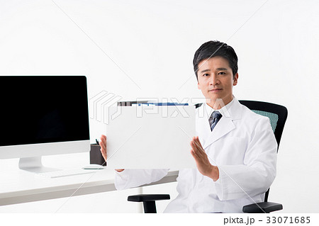 白衣のミドルの男性 33071685