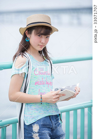 読書する少女 33071707