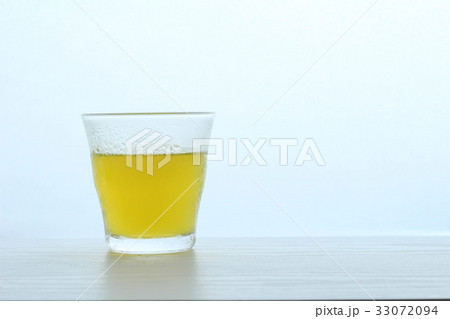 コップに入った冷たい緑茶 33072094