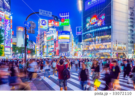 東京 渋谷 スクランブル交差点の夜景の写真素材