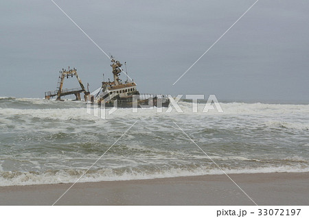 ナミビア スケルトン コーストの難破船の写真素材