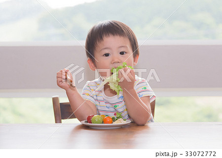 子供　食事 33072772